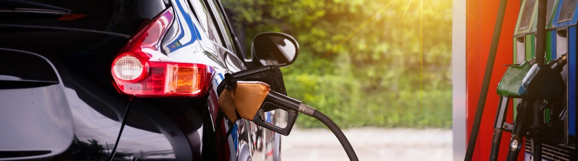 Véhicule faisant le plein à une station-service