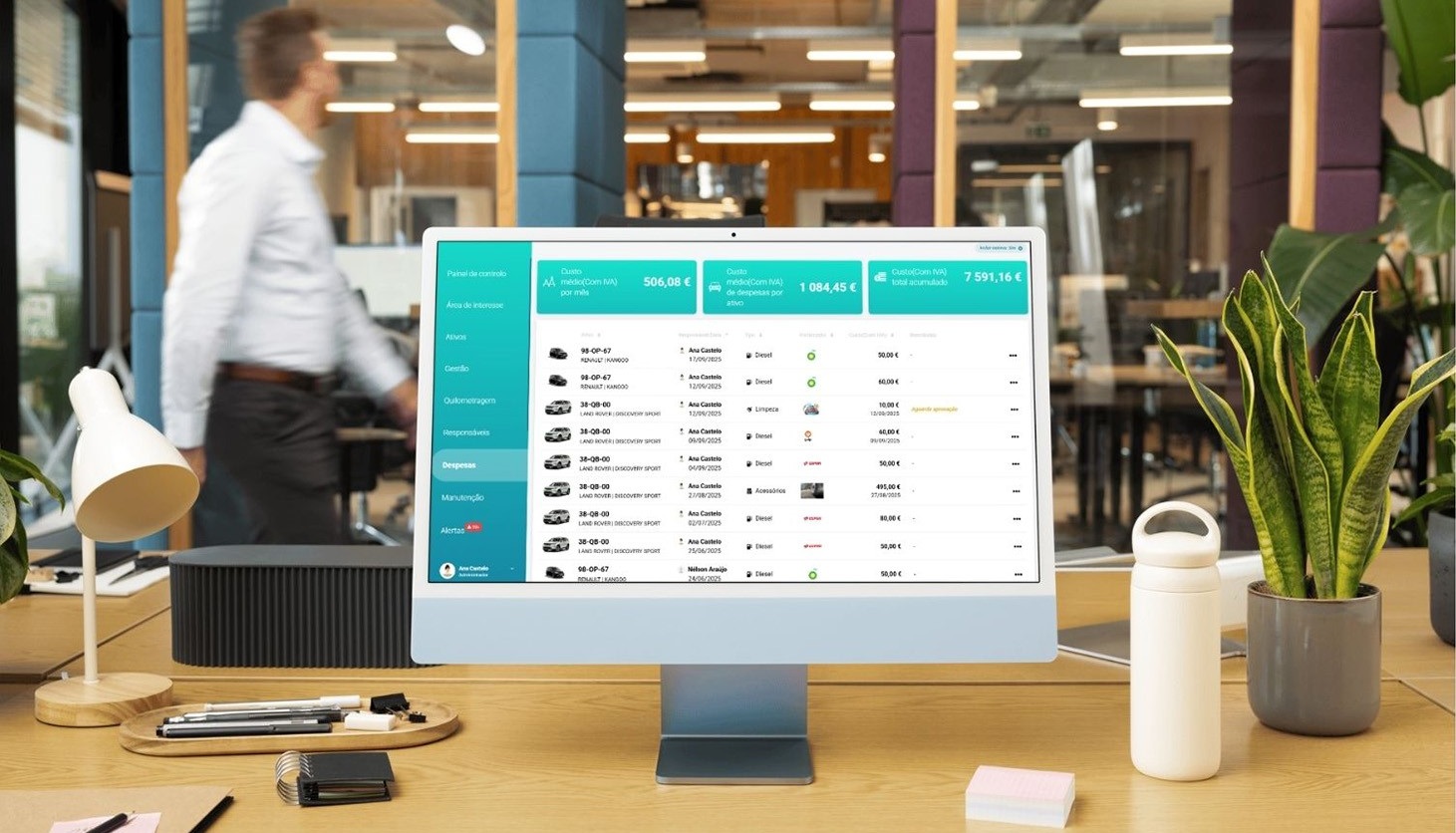 Écran affichant un logiciel de gestion de flotte montrant les véhicules de l'entreprise et les dépenses de carburant