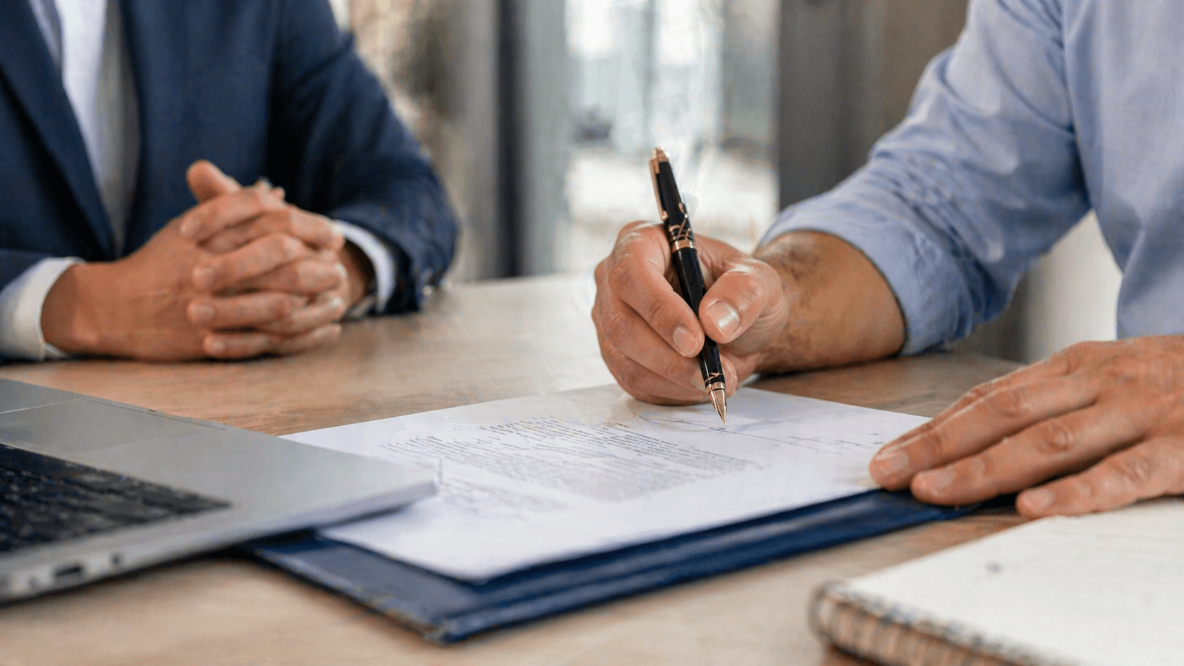 Assinatura de contrato de leasing automóvel para financiamento de viatura de frota empresarial