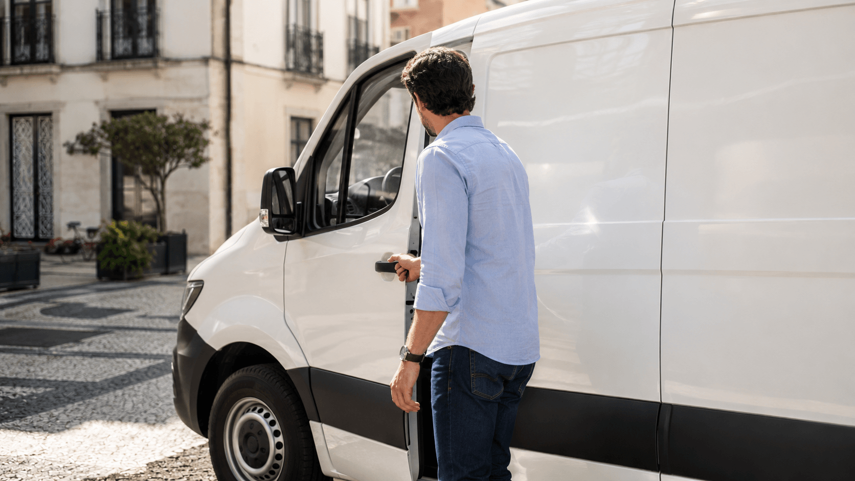 Trabalhador a utilizar viatura de empresa equipada com dispositivo de geolocalização
